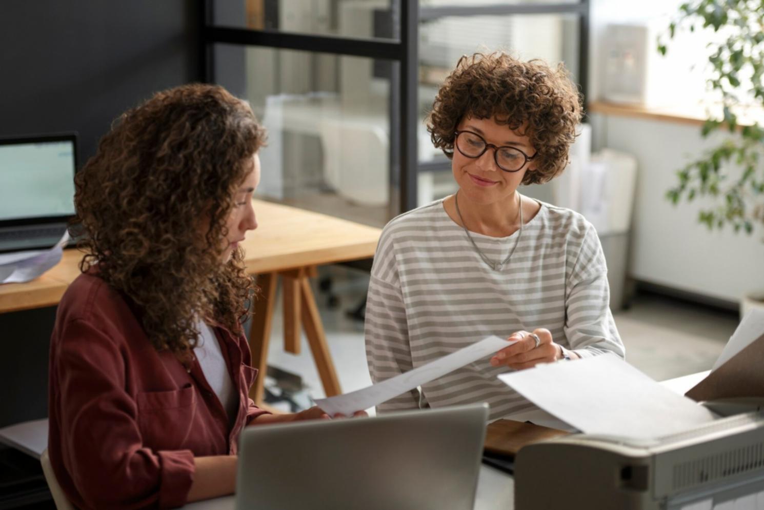 Profesionales colaborando en análisis financiero